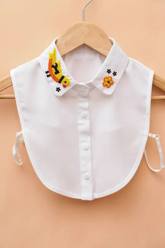 Милая блузка с отложным воротником и отстегивающимся в стиле Питера Пэна