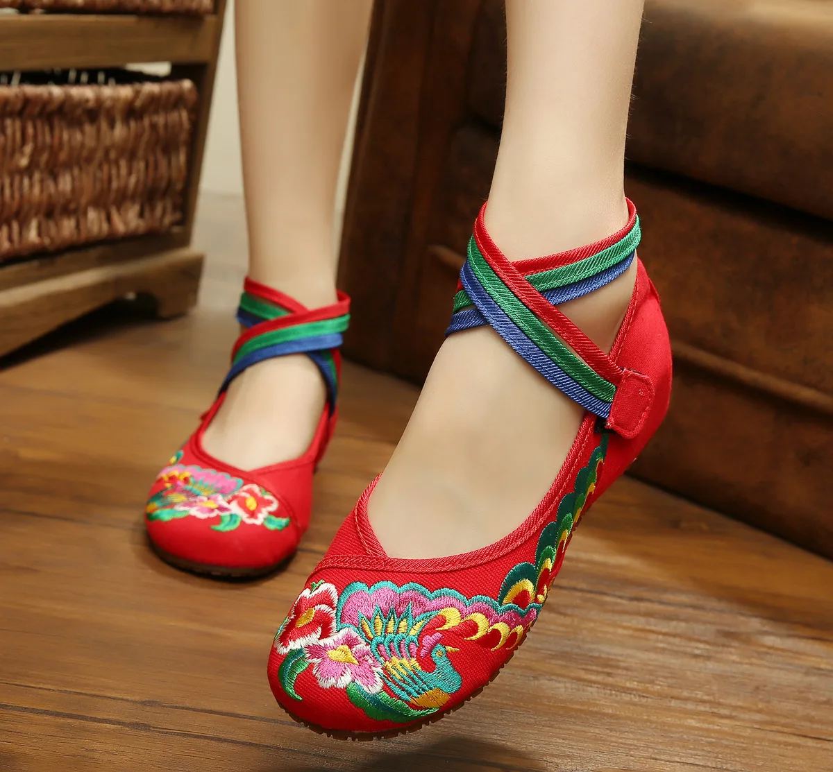 Яркие вышитые тапочки в национальном старинном китайском пекинском стиле с