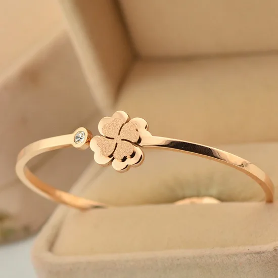 Женский браслет с четырехлистным клевером матовый из титановой стали розового