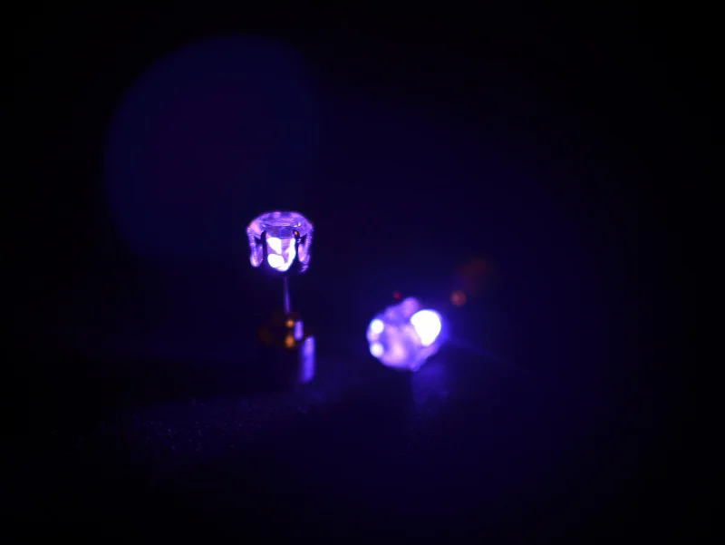 purple Светодиодный светильник, 1 пара, горячие рождественские серьги-гвоздики, мигающие Серьги Из Нержавеющей Стали, серьги-гвоздики для танцевальной вечеринки, подарок - Цвет: purple
