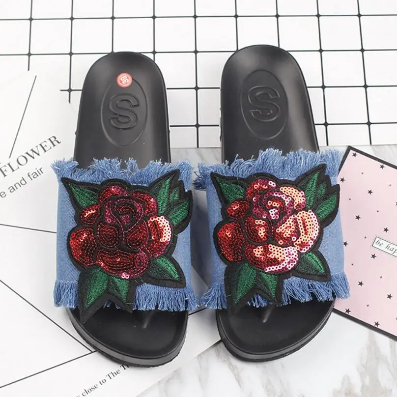 Известный бренд Женские сандалии-гладиаторы из денима с розовой вышивкой