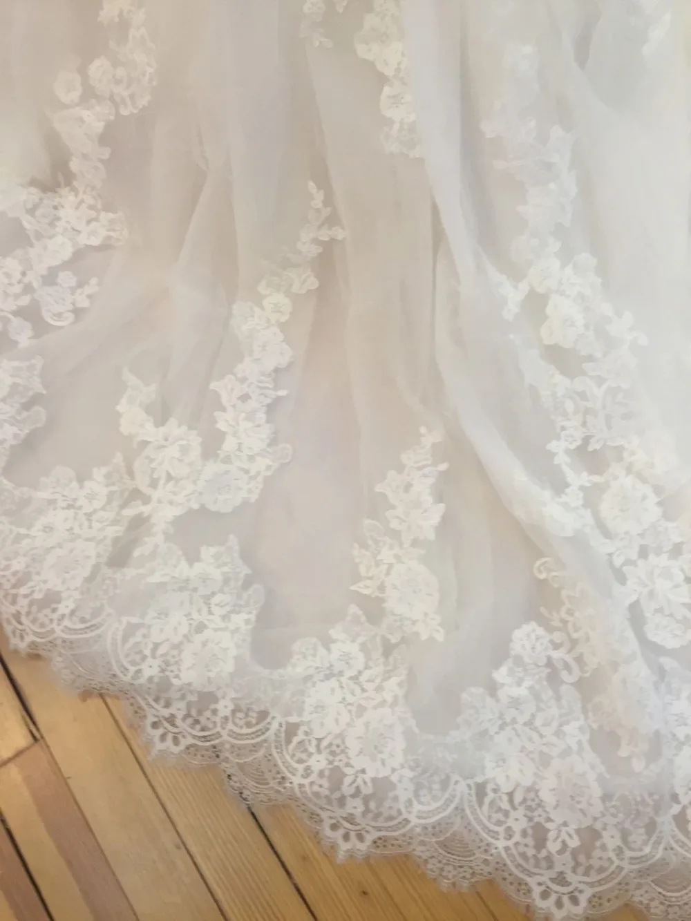

Good Quality Lace Wedding Dresses Sweetheart A Line Skirt Bride Gowns Strapless with Buttom and Chapel Train Back