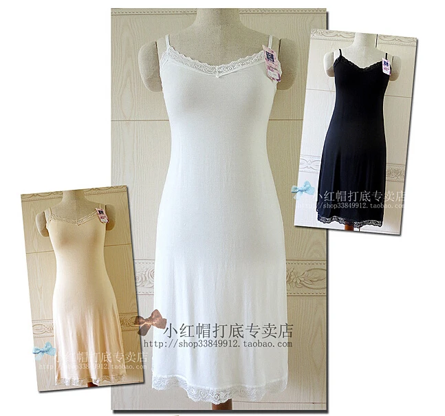 Женское платье с тонкими бретельками черное белое длинное из модала базовое без