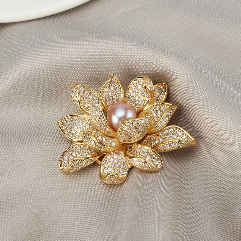 Роскошные Rhinestone Цветок Броши Для женщин натуральный жемчуг Значки для Женский Свадебные Броши Ювелирные изделия из кристаллов аксессуары