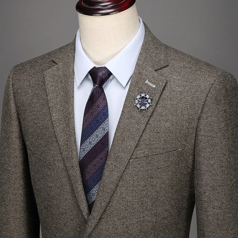 Мужской костюм коричневый однобортный с двумя пуговицами приталенное платье