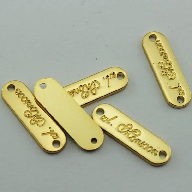 1000 шт пользовательские 2 отверстия тиснением Золотой металлический ярлык