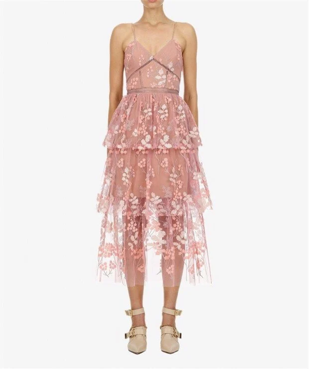 Женское летнее платье розовое вечернее с блестящей цветочной вышивкой и