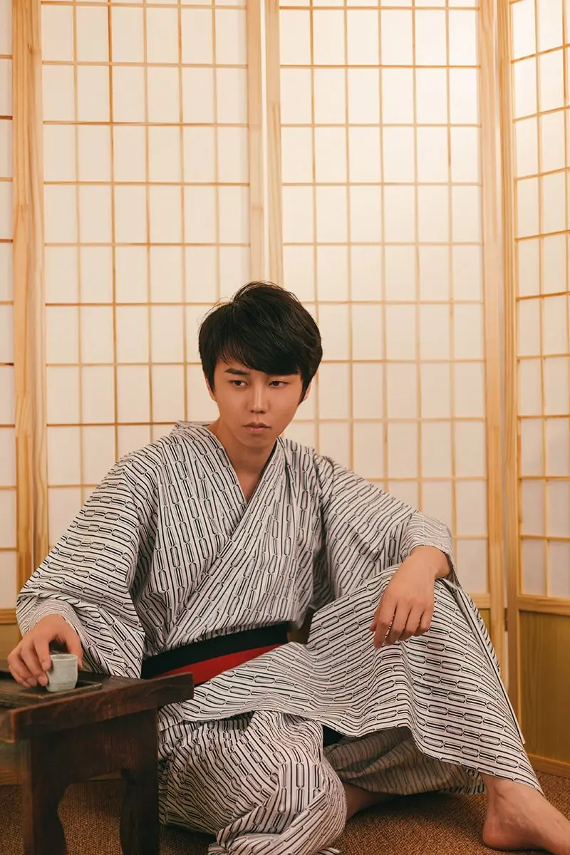 

2019 Cool Traditional Japanese Male Kimono Bathrobes Men's Cotton Robe Yukata Men Bath Robe Kimono Sleepwear with Belt 071004