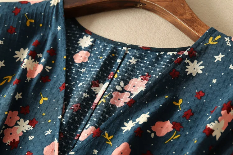 Женское жаккардовое платье миди из вискозы с цветочным принтом запахом и V