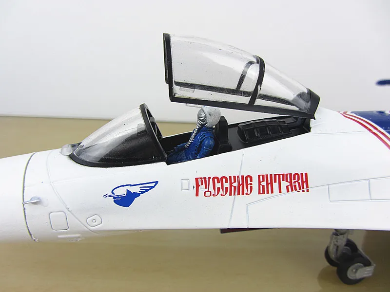 День дождя 1/72 масштаб военная модель игрушки Sukhoi Su-27 Фланкер истребитель русские Рыцари литой металлический самолет модель игрушки
