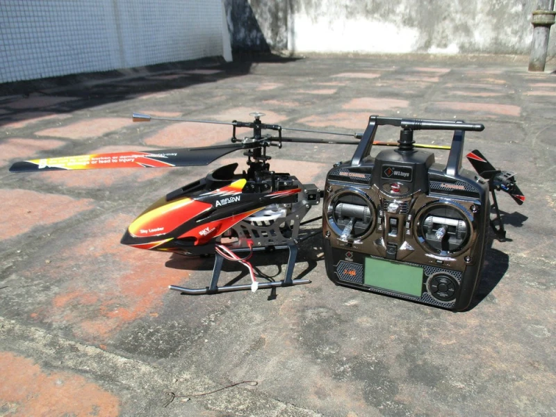 Бесщеточная версия RC вертолет RTF V913 4CH 70 см 2 4 ГГц Встроенный гироскоп rc игрушки