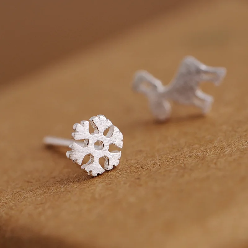 Серьги женские ассиметричные с рисунком Лось и снежинки | Украшения аксессуары