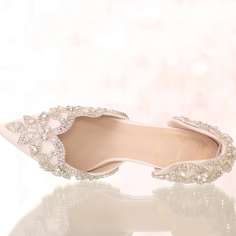 Белые свадебные туфли со стразами и пряжкой на ремешке удобные с острым носком 3