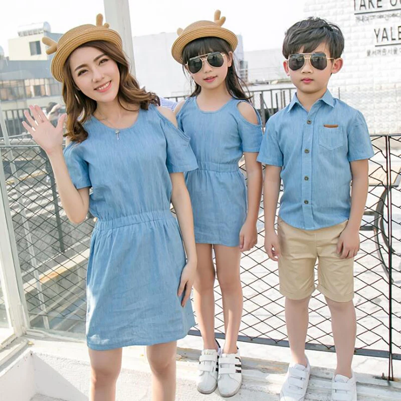 Новинка г.; футболка с короткими рукавами из чистого хлопка для папы и сына; летняя одежда для мамы и дочки; Ковбойское платье; одинаковые комплекты для семьи