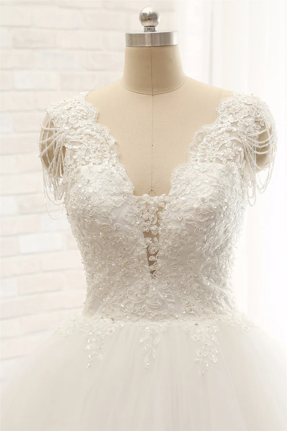 Новинка 2018 свадебное платье бальное с V-образным вырезом и коротким рукавом