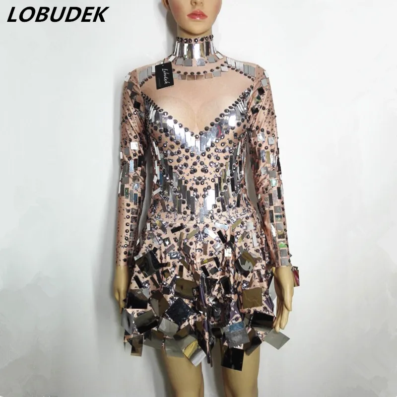 Цельнокроеное платье с яркими блестками белого и черного цвета сексуальные