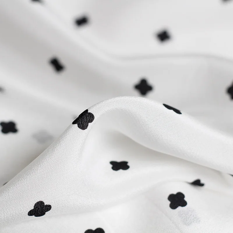 Перламутровое шелковое платье из 100% шелка с 12 момме и черным цветочным принтом