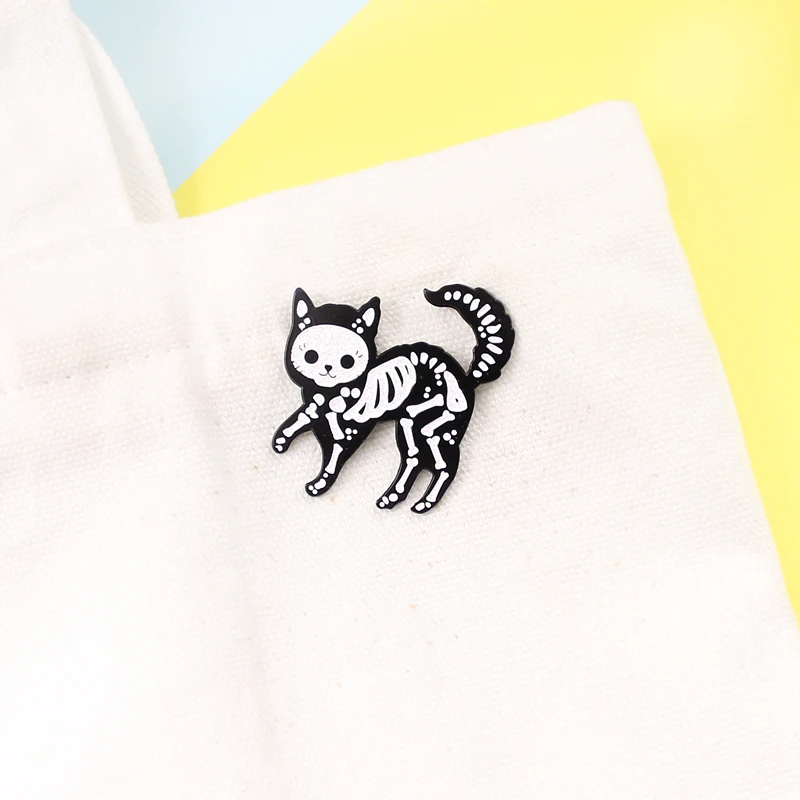 Кошка Скелет Готическая брошь флэш черный Кот белые кости эмаль булавки джинсовые куртки нагрудные значки с животными Хэллоуин забавные ювелирные изделия