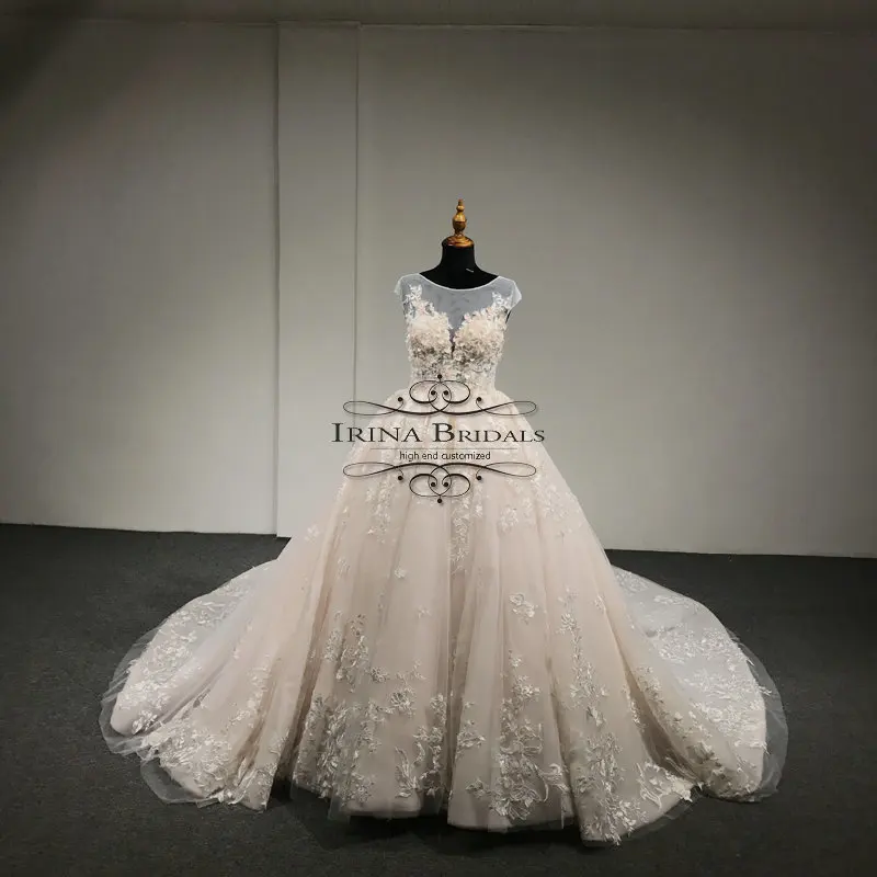Свадебное платье с кружевной аппликацией и цветами на низкой спине Irina Bridals