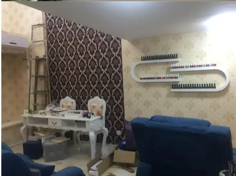 Европейский тип настенных ногтей показывает лак для ногтей на полке