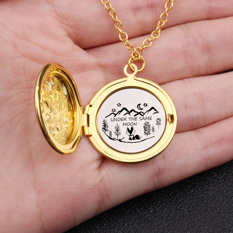 Ожерелье с изображением лисы украшенное длинной цепочкой под луной гравировкой