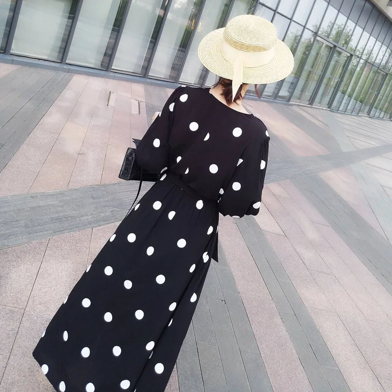 Возможно платье в черно белый горошек с v образным вырезом и рукавом 3/4 длинное