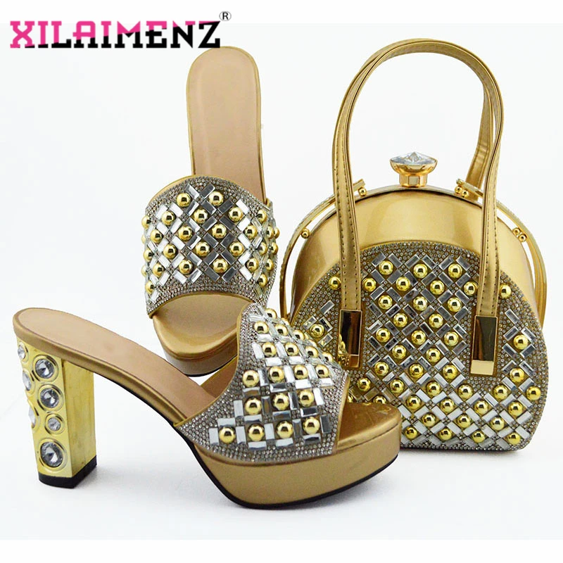 Модный комплект из тапочек и сумки в африканском стиле золотого цвета обувь на