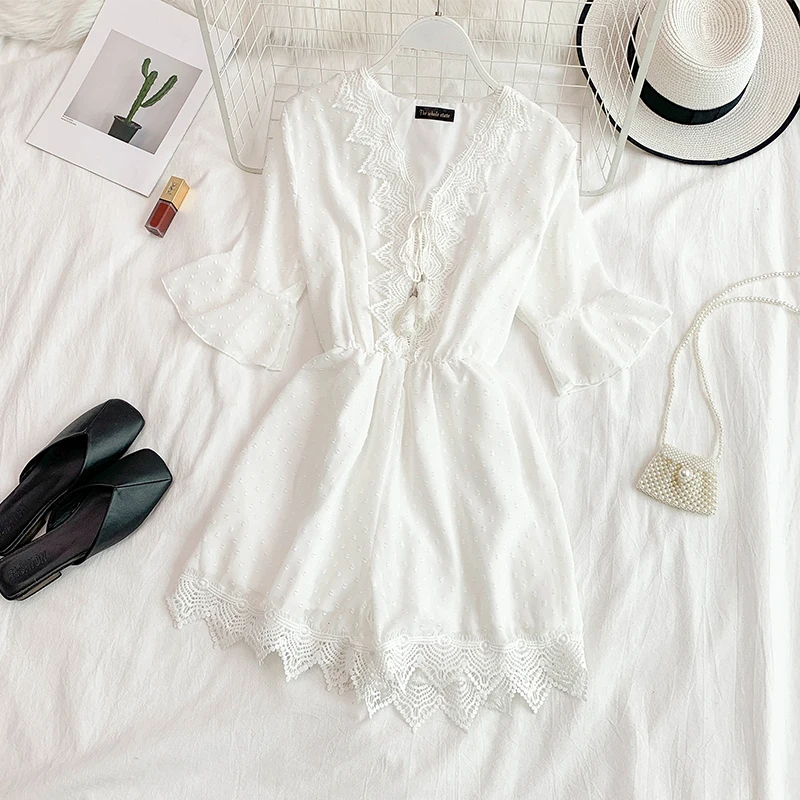 Женский кружевной комбинезон в горошек с треугольным вырезом и рукавами