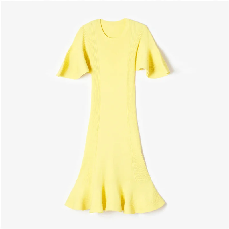 Женское трикотажное платье средней длины однотонное желтое с расклешенными