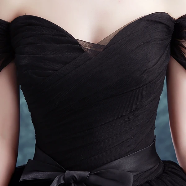 Простое черное бальное платье с вуалью и бантом на талии длинное средневековое