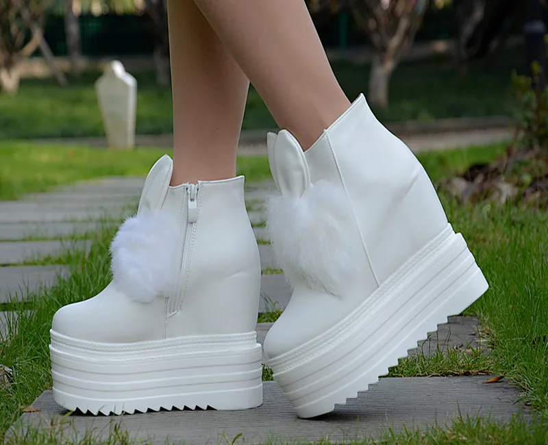 Красивые новые женские ботинки Осень зима короткие на танкетке 12 см с кроличьими ушками толстой подошве