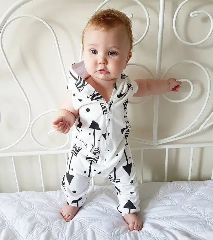 Комбинезон со стрелами для маленьких мальчиков детская одежда с капюшоном без