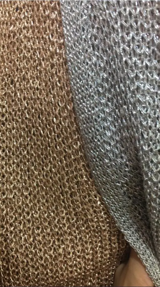 Трикотажное платье с длинным рукавом и глубоким треугольным вырезом золотого