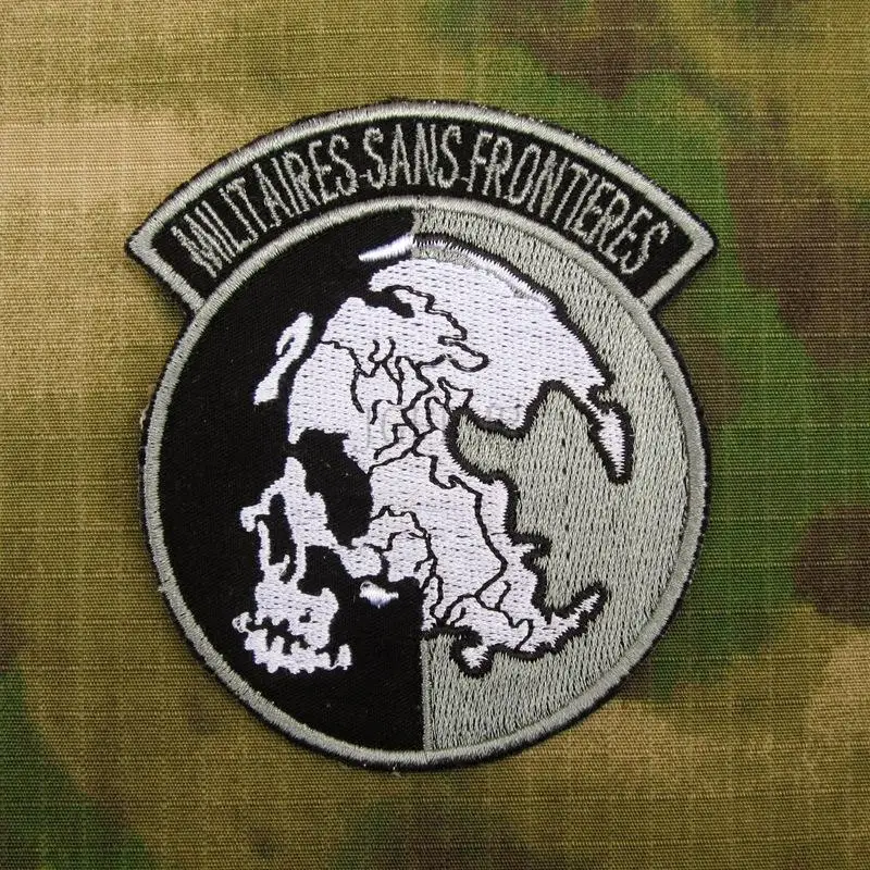 Серая нашивка с вышивкой в стиле милитари Sans Frointieres Morale B3274 | Дом и сад