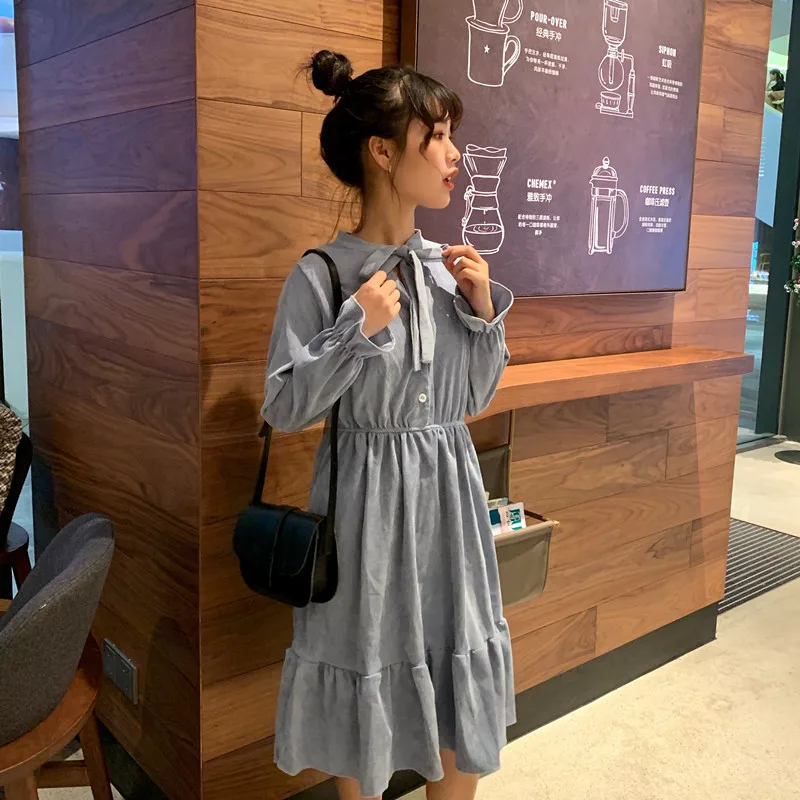 Винтажное бархатное платье женское облегающее с длинным рукавом и бантом на