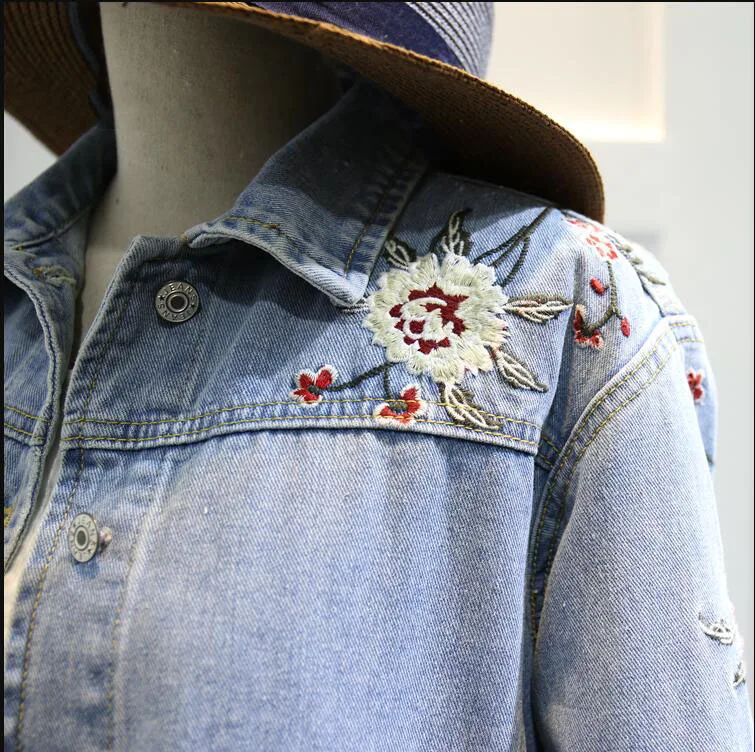 Женская джинсовая куртка короткая Базовая с карманами и цветочной вышивкой
