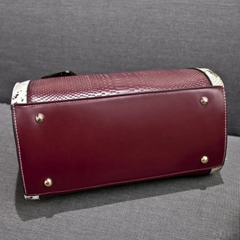 Женская сумка мессенджер из змеиной кожи в стиле Бостона с тиснением под змеиную