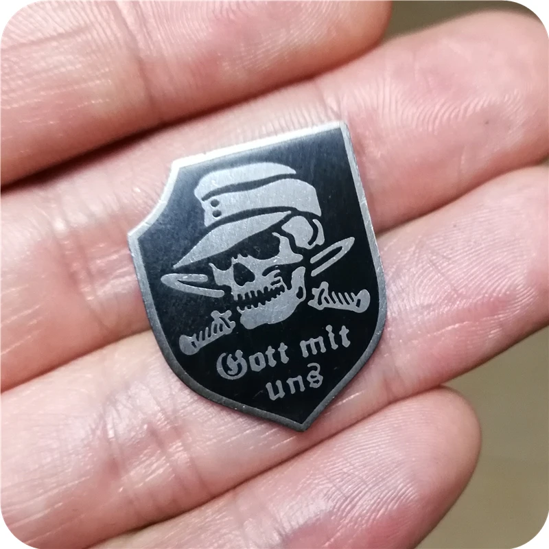 Эмалированная брошь Gott mit uns (God with us) Винтажная в виде ножа с черепом серебристая