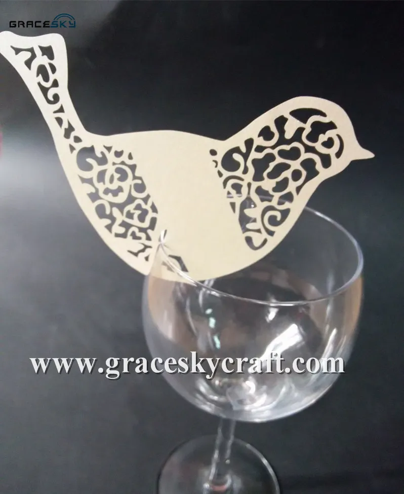 30 шт. Бесплатная доставка Новые пригласительные кружки с лазерной резкой именем