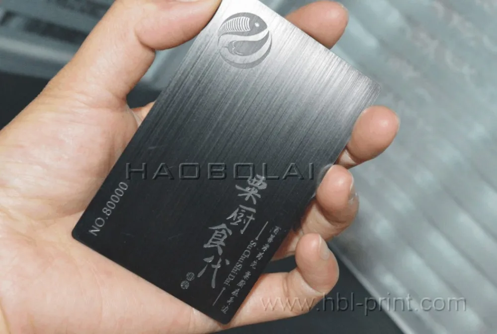 Черная матовая металлическая карта с гравировкой цифры и логотипа текстов loco