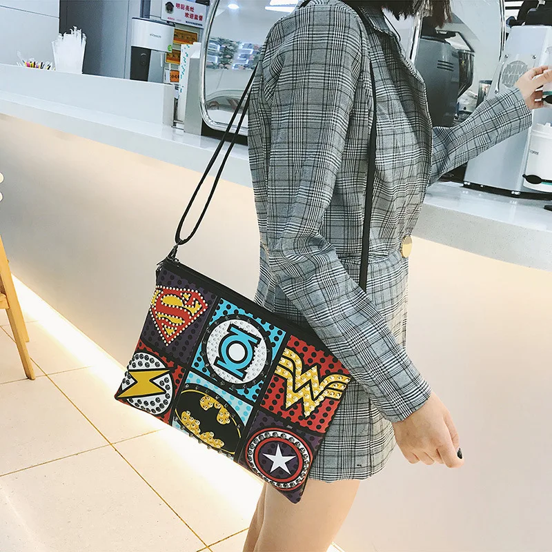 Женская сумка из искусственной кожи с заклепками в стиле ретро супергероя