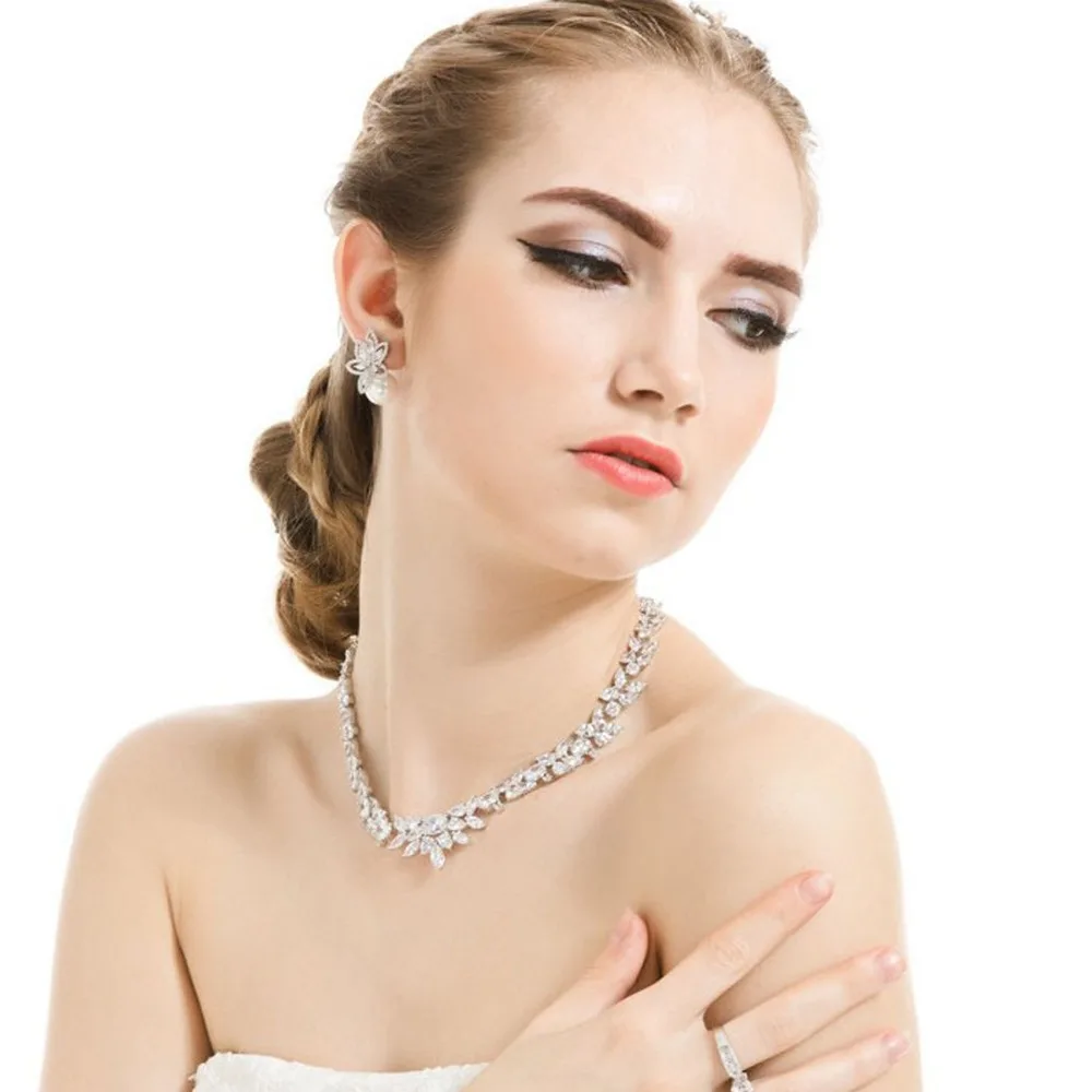 Серьги гвоздики с искусственным жемчугом LUOTEEMI цветок корейский стиль кубический