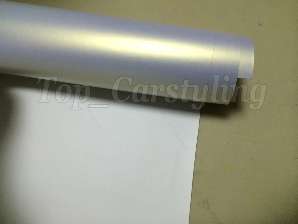 Виниловая пленка для автомобиля матовая атласная белого и золотого цвета без