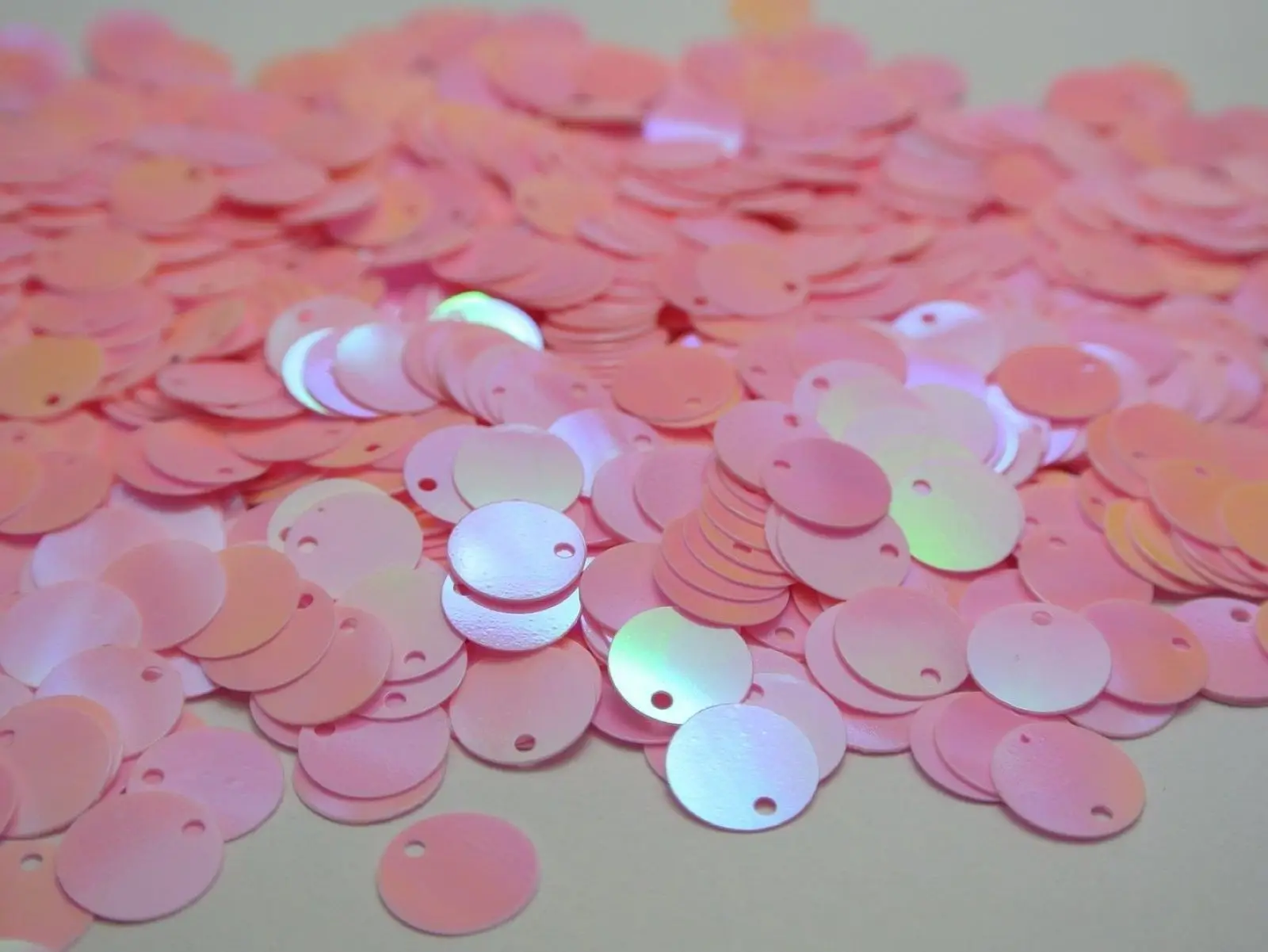 Фото 2000 розовые плоские круглые пайетки AB с отверстием сверху 10 мм для - купить