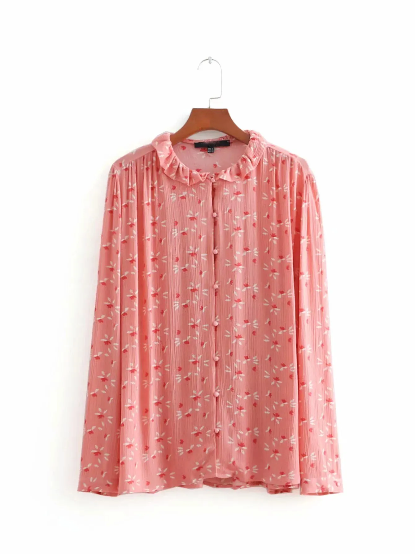 Женская блузка с цветочным принтом розовая оборками и воротником-стойкой