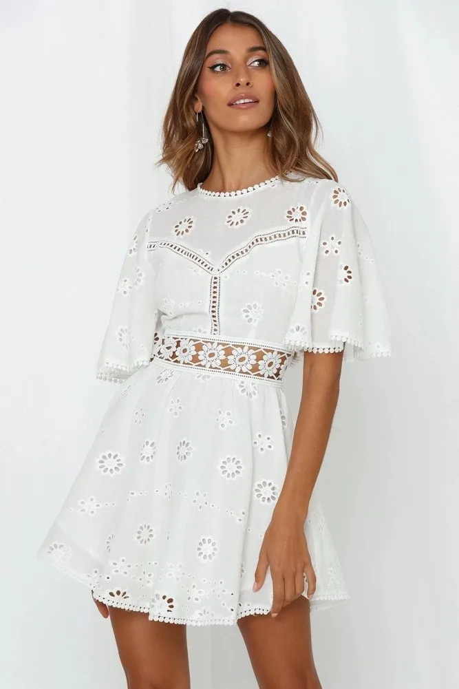 Женское кружевное платье с вышивкой винтажное мини круглым вырезом и
