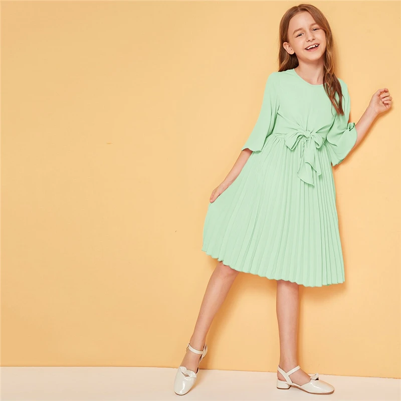 SHEIN/детское однотонное плиссированное платье с завязками спереди для девочек; милое детское платье; коллекция года; Летние Детские платья трапециевидной формы с рукавами-воланами до колена