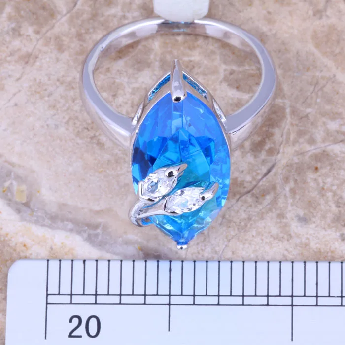 Очаровательное женское кольцо с голубым кубическим цирконием и белым покрытием