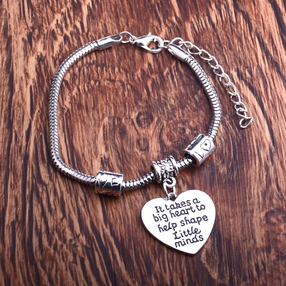 Требуется большое сердце чтобы помочь в форме маленьких умов любящее