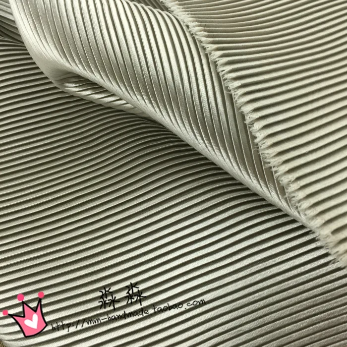 Ткань для одежды светло-серебристо-серая в полоску плиссе гармошку Шелковый